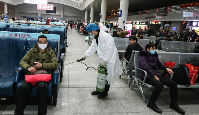 Personal fumiga los aeropuertos, focos de posibles contagios.