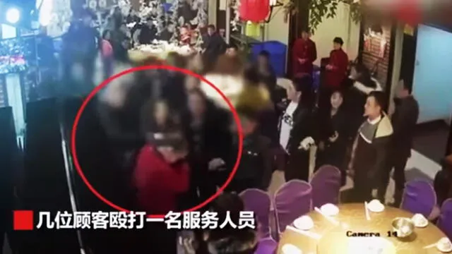 China: camarera fue víctima de agresión por insatisfechos comensales [VIDEO]