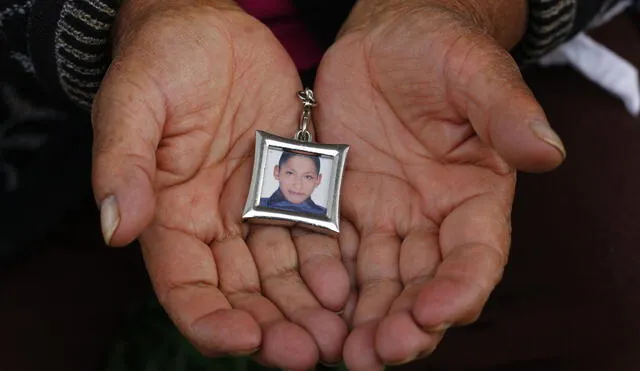 Julia Condori de 77 años sujeta en sus manos la foto de su nieto fallecido (Anderson). único nieto que tuvo hasta el momento. Foto: Juan Carlos Cisneros/ La República.