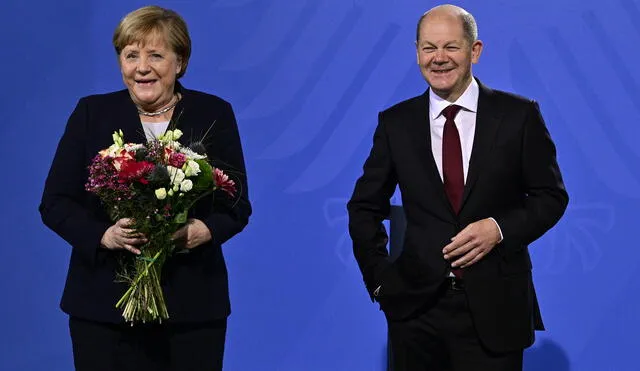 Scholz y Merkel reafirmaron la importancia de la vacunación para luchar contra la pandemia. Foto: AFP