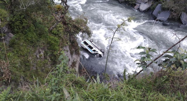Puno: Miniván cae a río Inambari y deja 2 muertos y varios desaparecidos [VIDEO Y FOTOS]