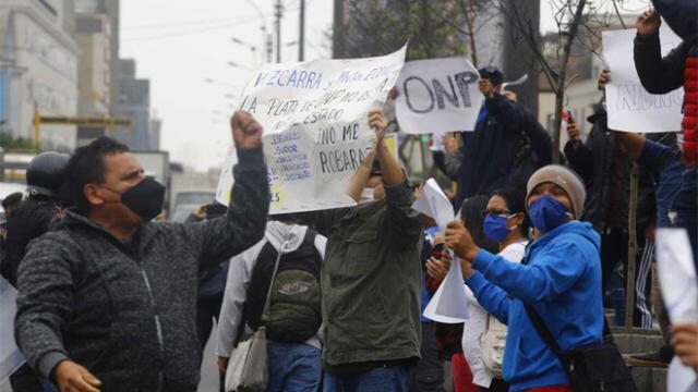Aportantes de la ONP se movilizaron al Congreso. Créditos: Félix Contreras / La República.