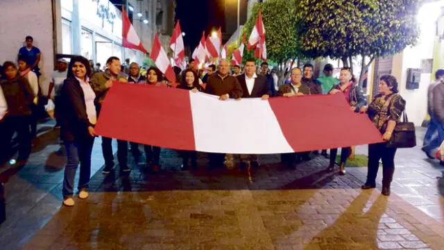 Critican tibio apoyo de dirigencia de Peruanos Por el Kambio a Vizcarra