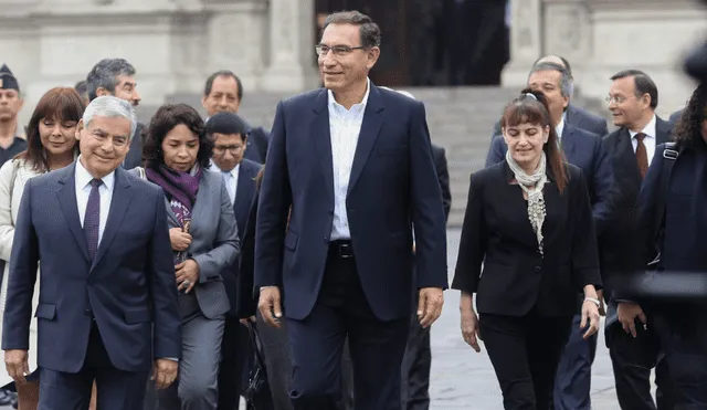 Martín Vizcarra recibió resultados del referéndum junto a sus ministros
