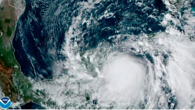 Fotografía satelital cedida por la Oficina Nacional de Administración Oceánica y Atmosférica (NOAA) por vía del Centro Nacional de Huracanes (NHC) donde se muestra la localización de la tormenta tropical Zeta.