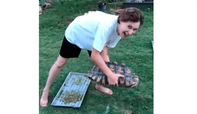 YouTube viral: Chica carga a su enorme criatura y esta le orina encima [VIDEO]