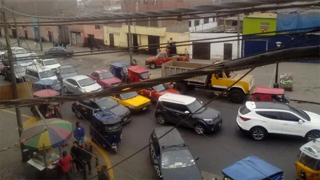 Vecinos denuncian congestión vehicular en Barrios Altos