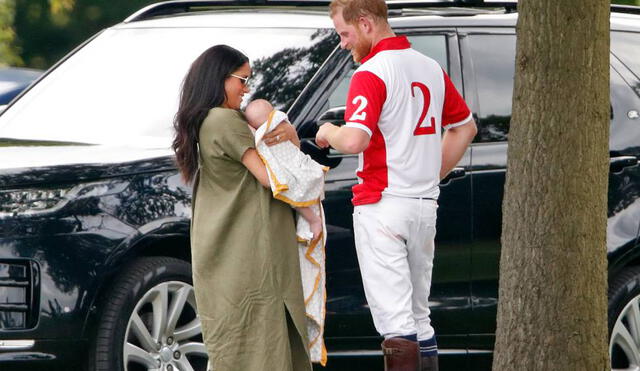 La familia real causa polémica por manta que cubrió al bebé Archie en aparición pública