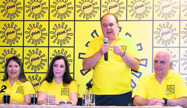 Solidaridad Nacional. Yeni Vilcatoma y Rosa Bartra se visten de amarillo, mientras Rafael López Aliaga les marca la pauta.