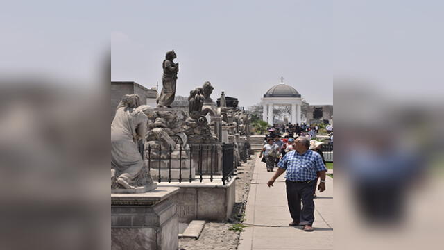 Miles de personas peregrinaron al cementerio Presbítero Maestro [FOTOS]