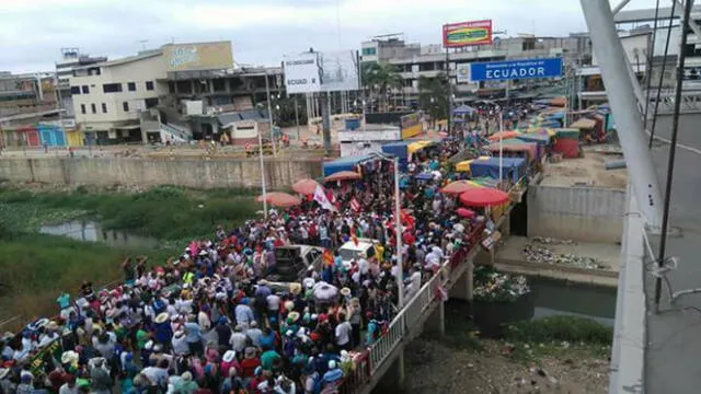 Tres mil docentes tomaron el puente internacional de la frontera Perú- Ecuador