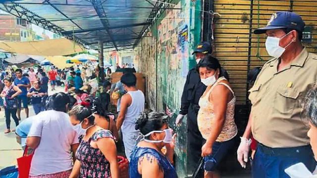 Personal municipal restringe el ingreso de personas sin medidas de protección en mercado del distrito de Catacaos.