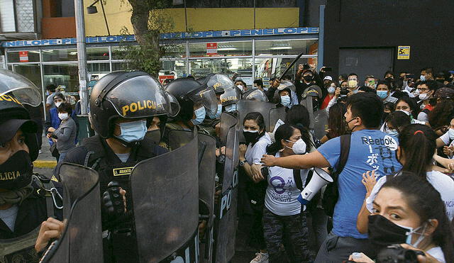 Trujillo. Las protestas en esta ciudad son intensas, sobre todo contra locales y dirigentes de APP, partido que apoyó el golpe. Foto: Jaime Mendoza/La República