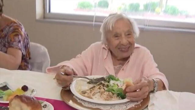 Luisa Signore celebró su cumpleaños 107 en un centro comunitario de Bronx, EE. UU.. Foto: Twitter