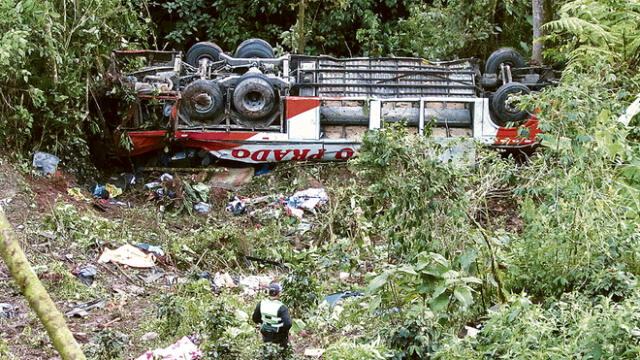 Ómnibus cae a un abismo en Huánuco y mueren chofer y ocho pasajeros 