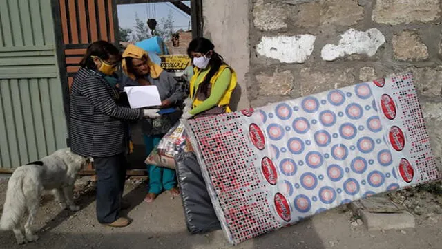 Municipio y vecinos donaron colchones y víveres para la familia.