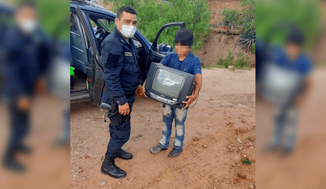 Policía regala televisores a niños de escasos recursos.