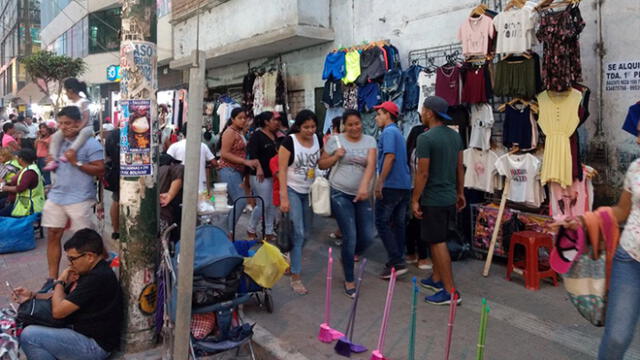 Gamarra: puestos informales ocupan veredas de emporio comercial
