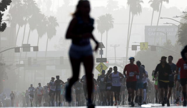 La mujer que colapsó en la línea de meta de una de las carreras del maratón de Los Ángeles. Foto: referencial/AFP