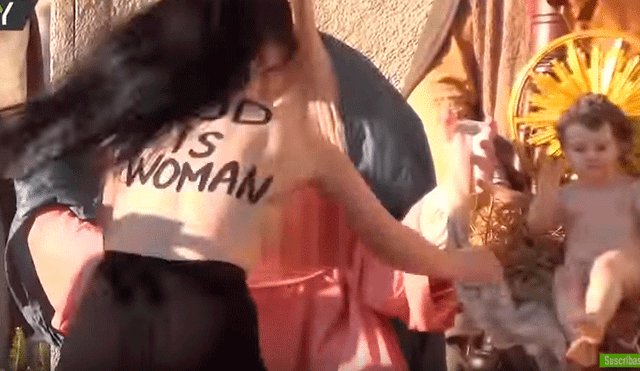 Youtube: Mujer en toples intenta “secuestrar” al niño Jesús de pesebre en el Vaticano [VIDEO]