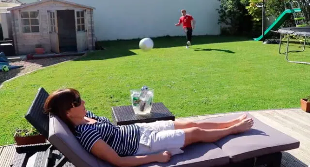 YouTube: quiso realizar un osado truco con un balón y terminó lastimando a su madre [VIDEO]
