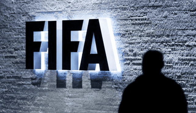 FIFA suspende de por vida a tres dirigentes por sobornos