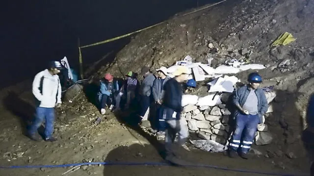 TRABAJOS.  El trabajo de los rescatistas y el gobierno regional continúa para rescatar a dos mineros dentro de socavón.