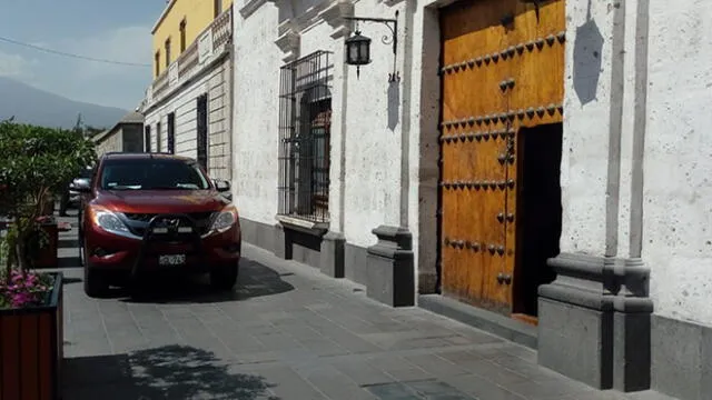 Arequipa: camioneta obstruye pase peatonal frente a institución pública