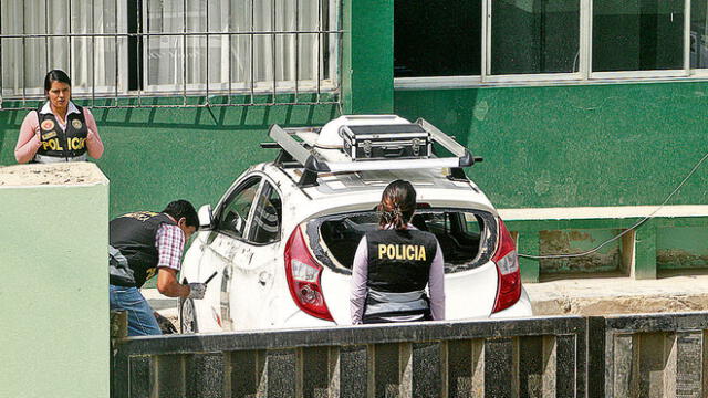 Chiclayo: hampones atacan, hieren y roban armas de dos policías