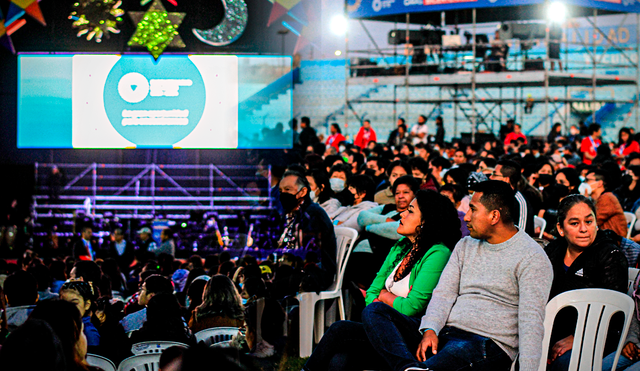 Personas se reunen en el evento de la Gira Bicentenario en Huacho. Foto: composición La República / Gerson Cardoso