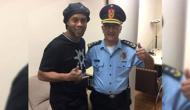 Jefe de la comisaría y trabajadores de la fiscalía se tomaron foto con Ronaldinho. Foto: Twitter