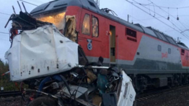 Rusia: al menos 16 muertos deja impactante choque entre bus y tren [VIDEO]