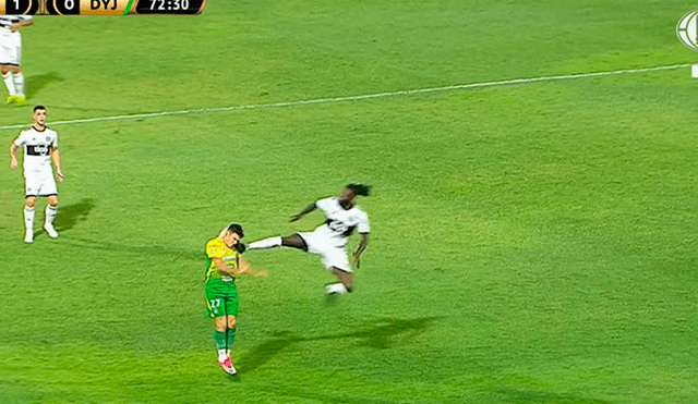 Olimpia vs. Defensa y Justicia: Emmanuel Adebayor ve la roja tras brutal patada a lo “Chiquito” Flores [VIDEO]