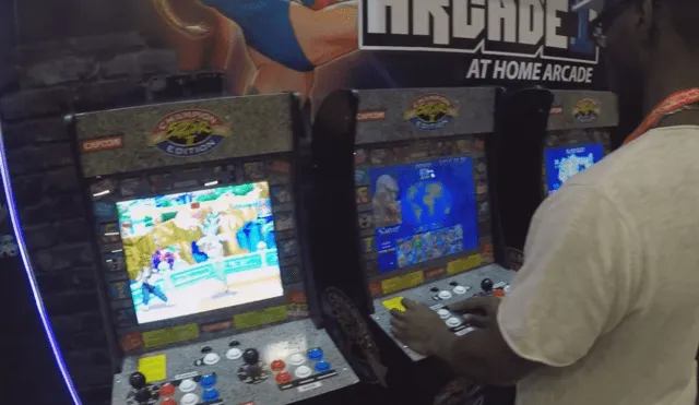 Inmensa cola se formó en EVO 2019 para probar la máquina arcade más grande del mundo. Algunos necesitarían ambas manos para controlar la palanca.