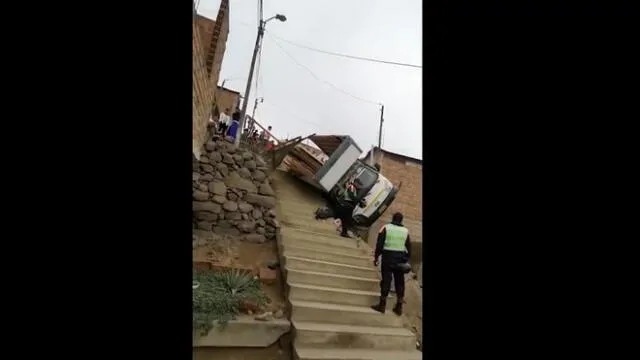 El camión cayó 50 metros por una escalera