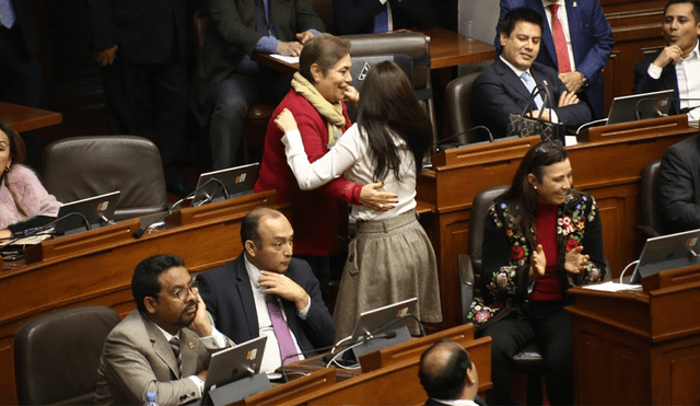 Congresistas corren a abrazarse tras aprobarse proyecto de alternancia y paridad de género [VIDEO]