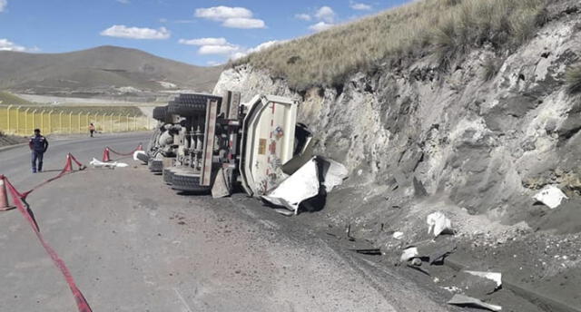 Camión con 35 toneladas de mineral se despista y derrama cobre concentrado en Cusco 