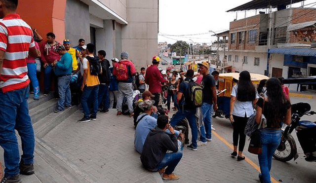 Extranjeros realizan largas colas para retirar dinero y comprar pasajes a la ciudad de Lima 
