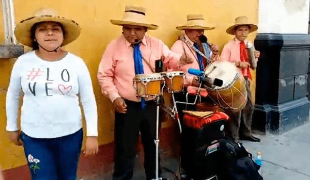 Trujillo: familia invidente sale adelante tocando cumbia para los peatones [VIDEO]