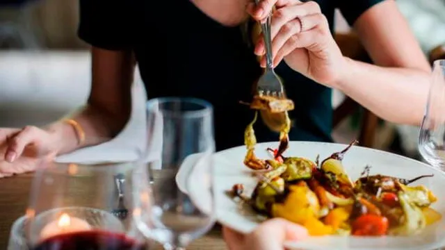 Esta sería la razón por la que continúas comiendo pese a que estás lleno