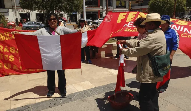 Trabajadores lavan la bandera en protesta por actos de corrupción en el Estado
