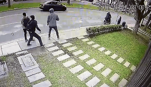 Despiste. Los tres jóvenes trataron de huir en cuestión de segundos al ver la camioneta acercarse.