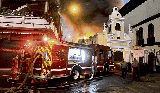 Incendio en Mesa Redonda afectó iglesia del siglo XVIII