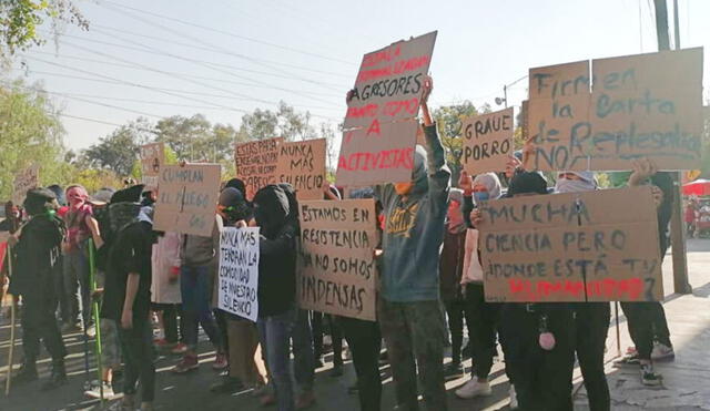 Manifestantes protestando frente a la prepa 9 de la UNAM.