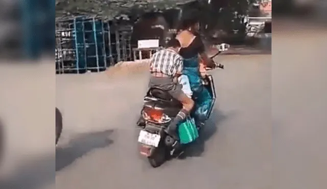 YouTube: polémica por niño que hace su tarea sobre motocicleta en movimiento [VIDEO]