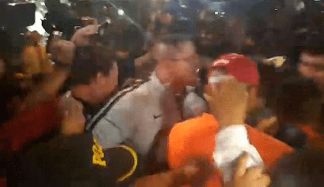 Hincha intentó robarle la gorra a Paolo Guerrero en su arribo a Lima [VIDEO]