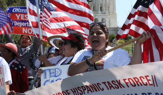 Inmigrantes de Estados Unidos marchan contra las políticas de Donald Trump
