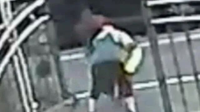 Mujer sufrió robo y agresiones por parte de cuatro jóvenes en plena luz del día. Foto: Captura Telemundo.