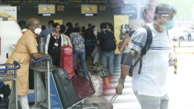 Mientras que algunos pudieron alcanzar boletos para volar antes del cierre de fronteras, otros buscan opciones para alojarse los próximos 15 días. (Foto: Antonio Melgarejo / La República)