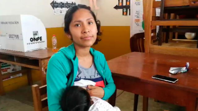 Joven madre participa como miembro de mesa con su bebé en brazos en Chimbote